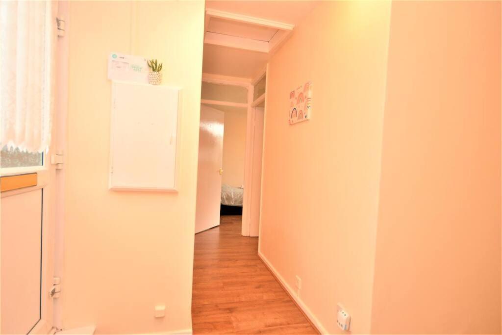 לונדון Spacious 2Bedroom Condo With Patio By Excel Centre מראה חיצוני תמונה