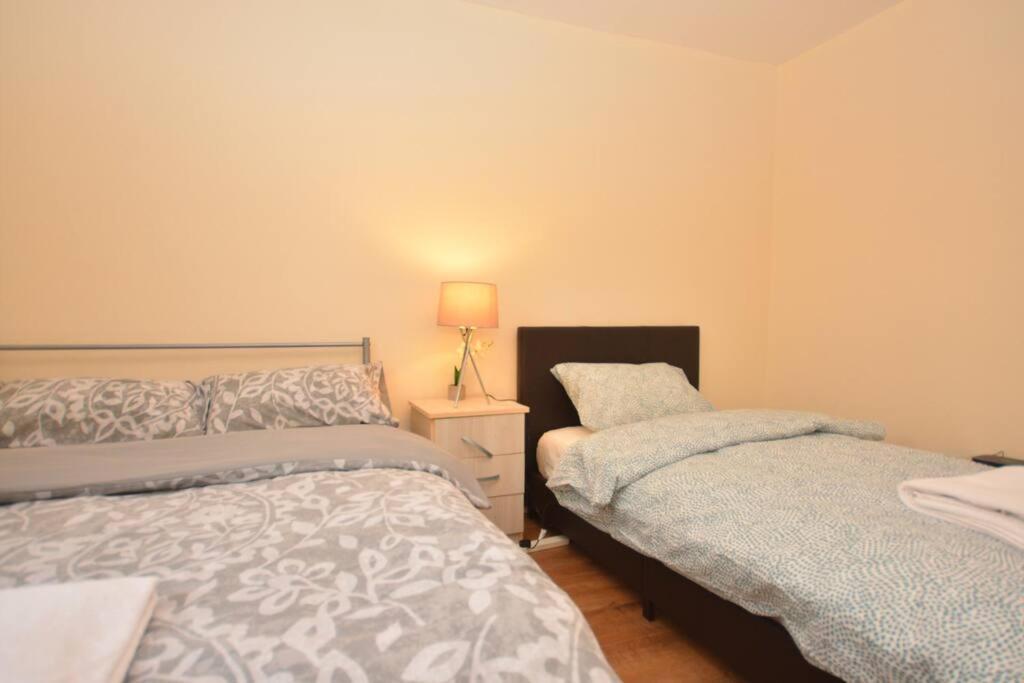 לונדון Spacious 2Bedroom Condo With Patio By Excel Centre מראה חיצוני תמונה