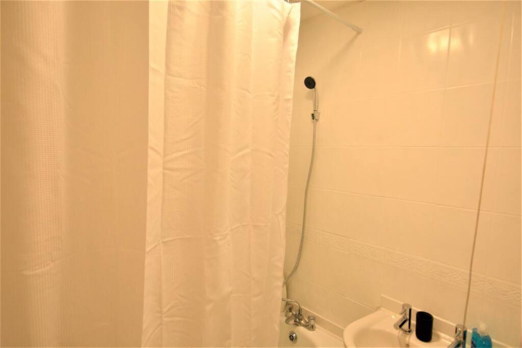 לונדון Spacious 2Bedroom Condo With Patio By Excel Centre מראה חיצוני תמונה